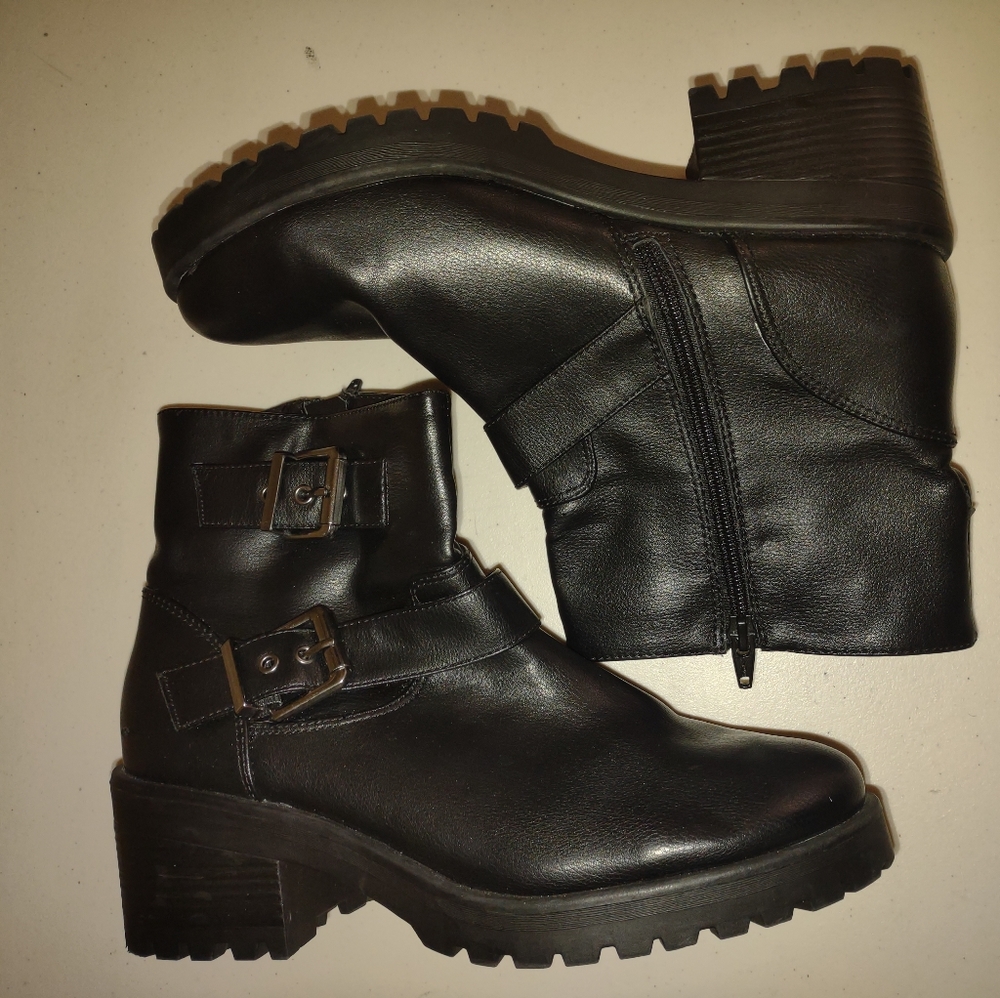 Women's Black ankle boots by Universal Thread zip up Sz 9.5